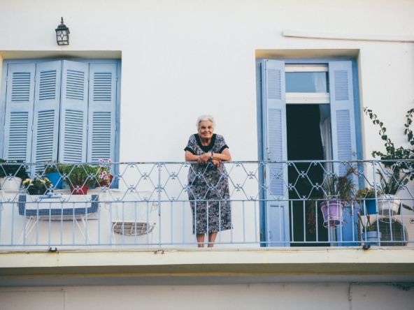 “el nudo propietario puede vivir en la vivienda”